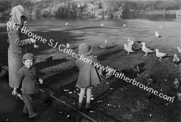 ST STEPHEN'S GREEN CHILDREN FEEDING PIGEONS